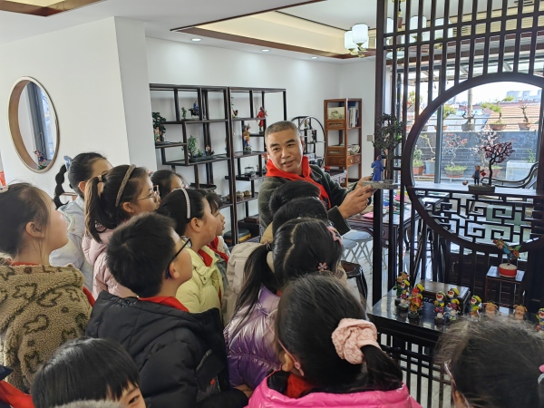 探索“如东面塑” 赓续非遗薪火——如东县实践小学展开“红围巾寻访卓绝古代文明”行径OB视讯(图2)