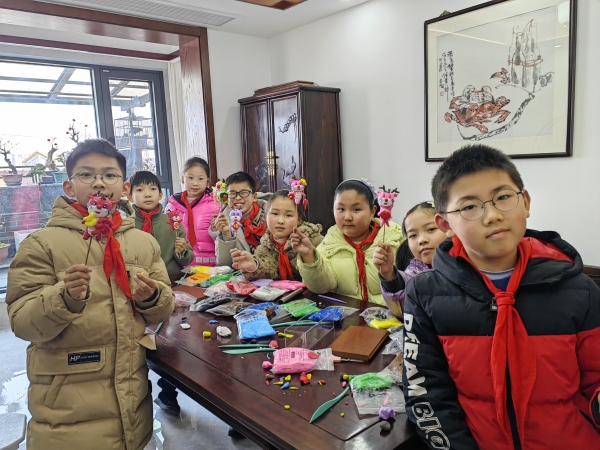 探索“如东面塑” 赓续非遗薪火——如东县实践小学展开“红围巾寻访卓绝古代文明”行径OB视讯(图3)