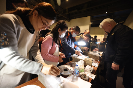 OB视讯篆刻印章、印泥修制、印谱装帧 中邦印文明大展让公家体验古代金石文明 北晚新视觉(图7)